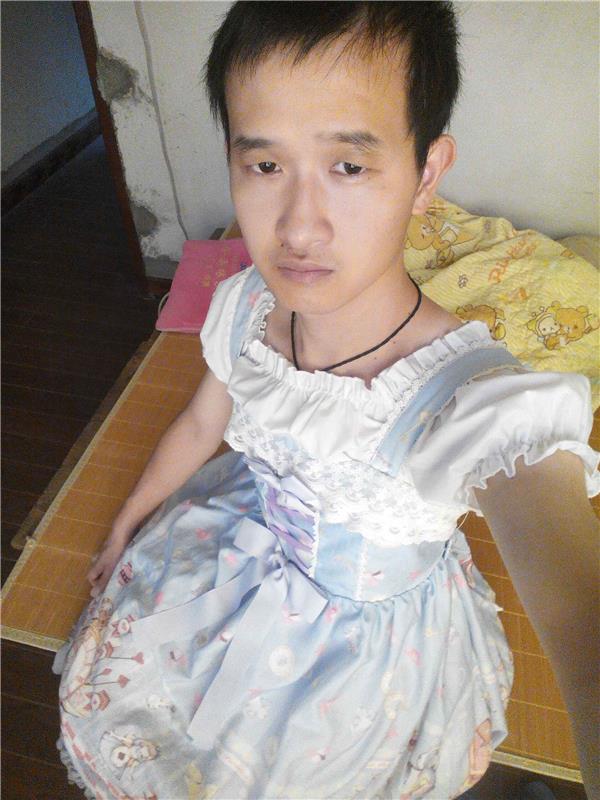 一个非常喜欢穿裙子的男孩他是陈孝杰穿裙子